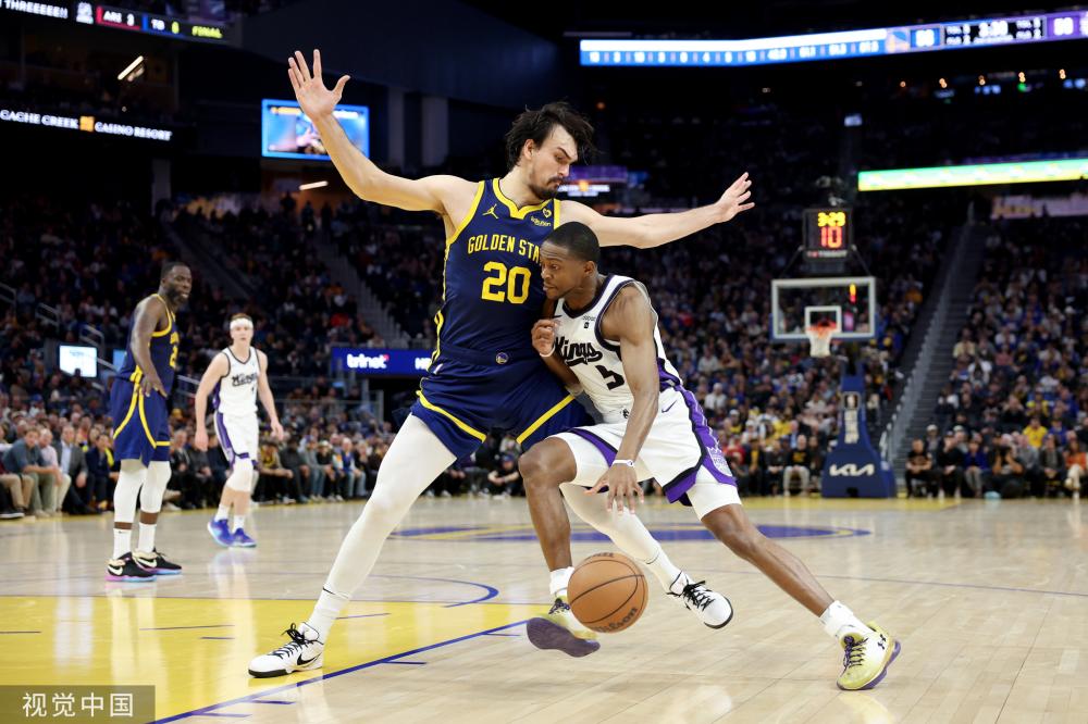 受球场上的 受球场上的